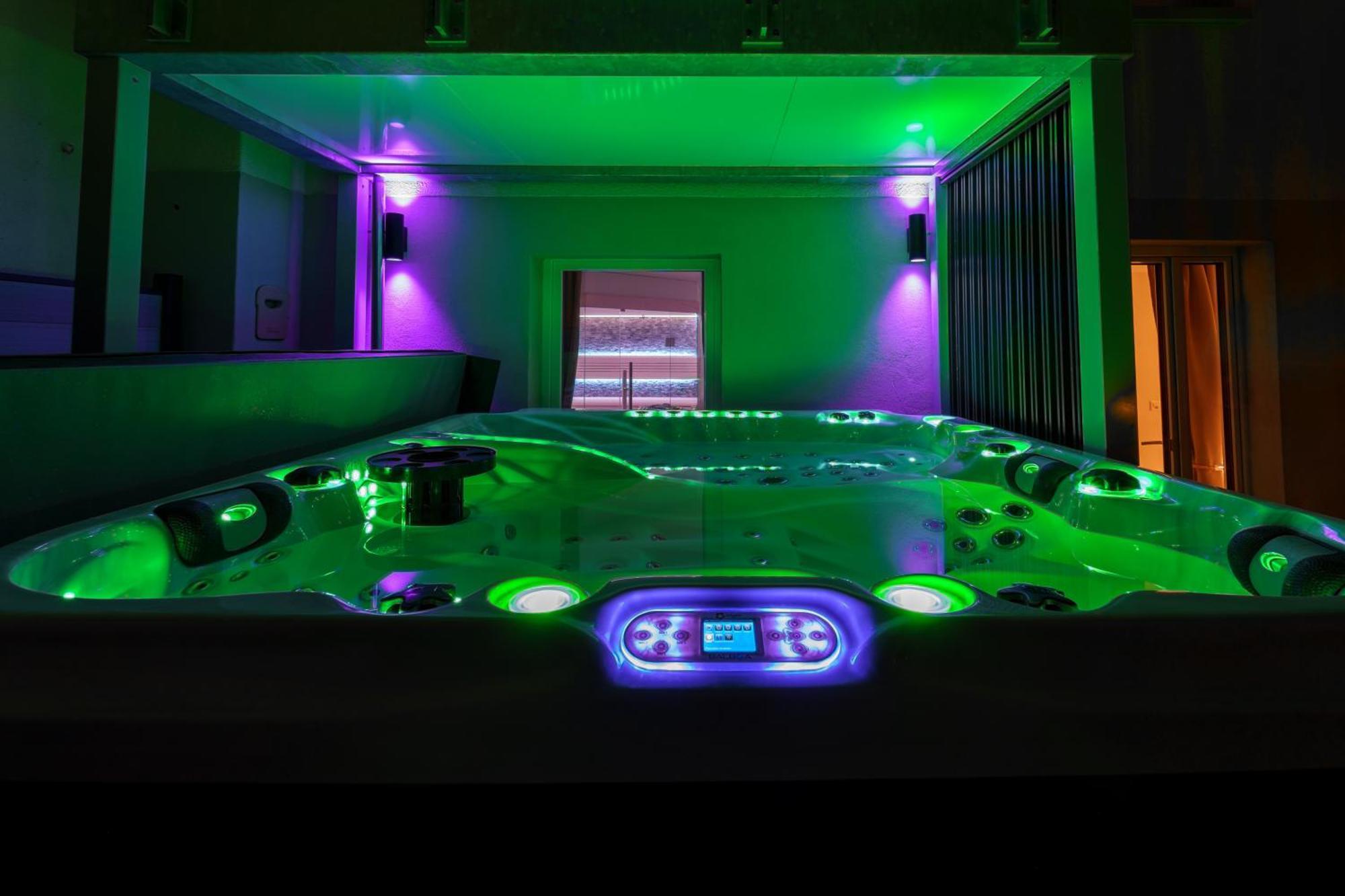 Privat-spa Mit Whirlpool Und Sauna Fuer 5 Personen! *